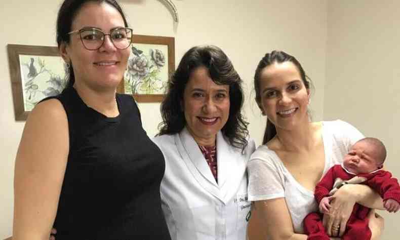 A tia Anaterra, a ginecologista Mariza e a me Solana com Dante no colo na hora da alta mdica(foto: Arquivo Pessoal)