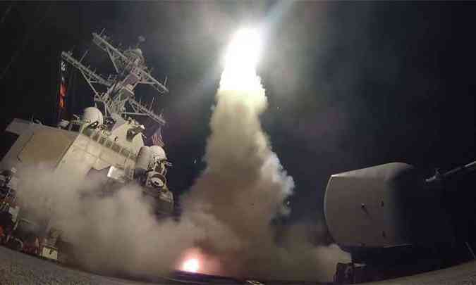 EUA lanam bombardeio contra base area na Sria(foto: Marinha americana)