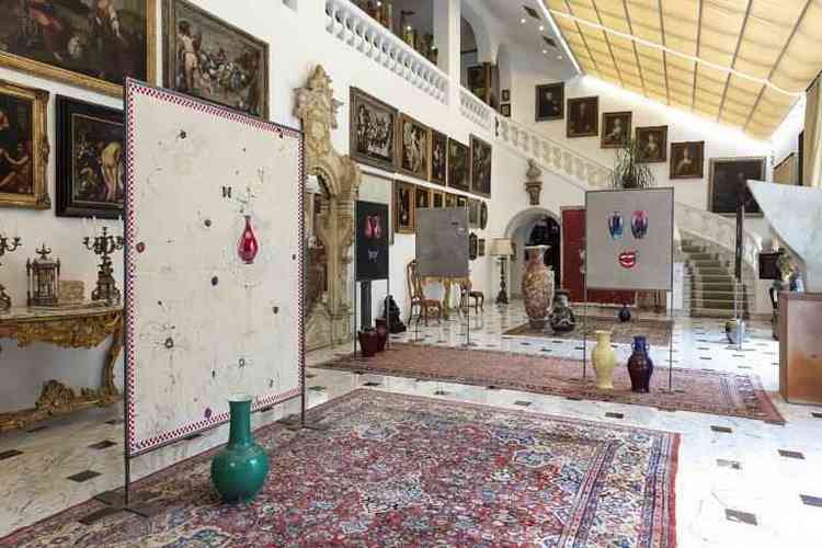 A mansão de Jorge Yunes segue estilo europeu e tem coleção de arte enorme