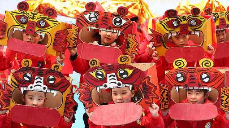 Crianas vestidas de tigre para o Ano Novo em Nanjing
