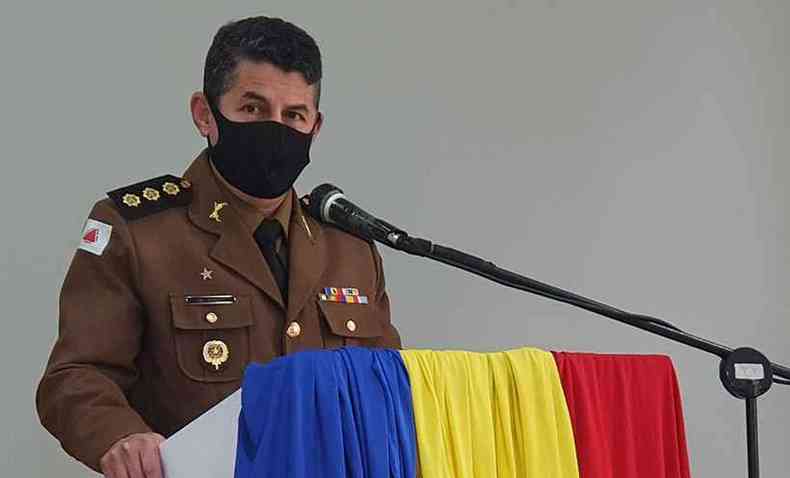 O Coronel Gildsio, comandante da 12a RISP, explica que os policiais militares verificam se os condenados beneficiados esto cumprindo as condies impostas pela Justia(foto: PMMG/Divulgao)