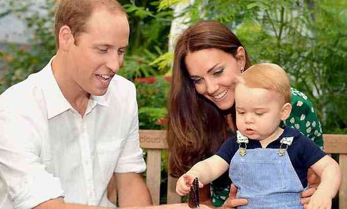 William e Kate com o primeiro filho do casal, George, de 1 ano (foto: AFP Photo / John Stillwell/POOL)