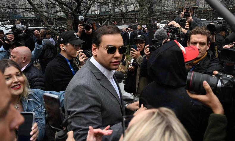 George Santos, no momento em que iria se entregar à polícia de Nova York(foto: Andrew Caballero-Reynolds/AFP) George Santos, no momento em que iria se entregar à polícia