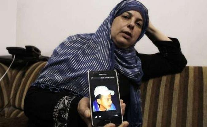 Mãe do jovem Mohammed Abu Khudair mostra foto de filho e lamenta morte(foto: REUTERS/Ammar Awad) Mãe do jovem Mohammed Abu Khudair mostra foto de filho e lamenta morte(foto: REUTERS/Ammar Awad)