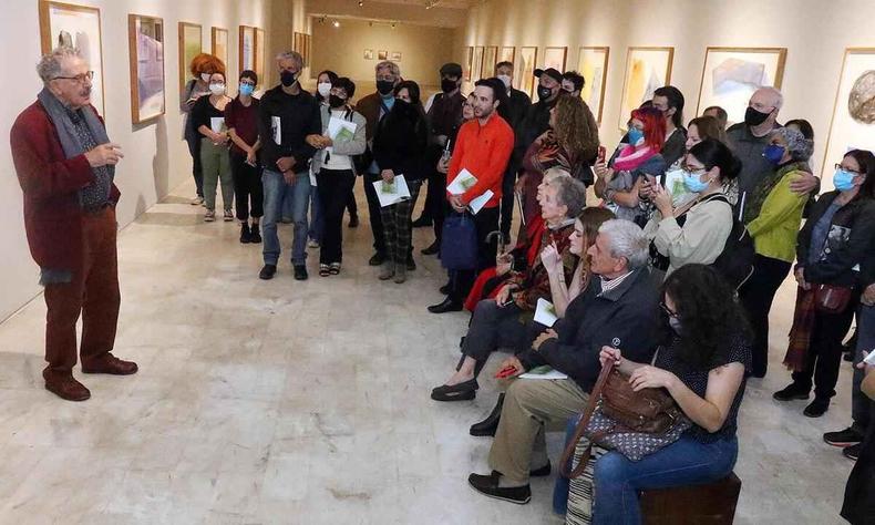 O artista plstico Jos Alberto Nemer conversa com o pblico na galeria do Palcio das Artes