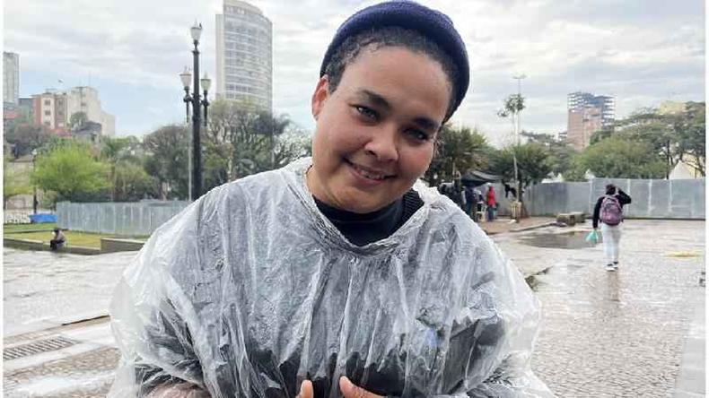 Belisa de Souza diz que as mulheres que vivem nas ruas sentem ainda mais dificuldade que os homens(foto: Henrique Pinheiro/ BBC News Brasil) Belisa de Souza na praça da Sé, em São Paulo
