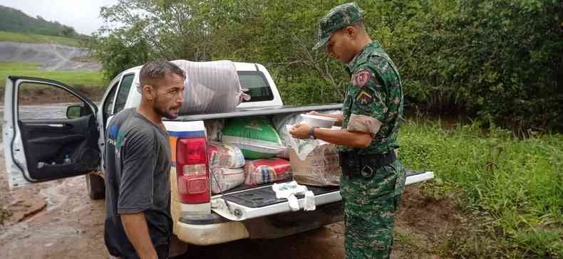 Entregas de ajuda humanitria em Pavo