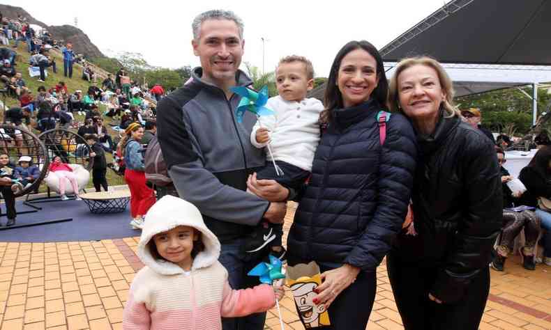 O casal Guilherme Alves e Luiza Miranda, com os filhos Rafael e Letcia. A av das crianas, Suzana Martins