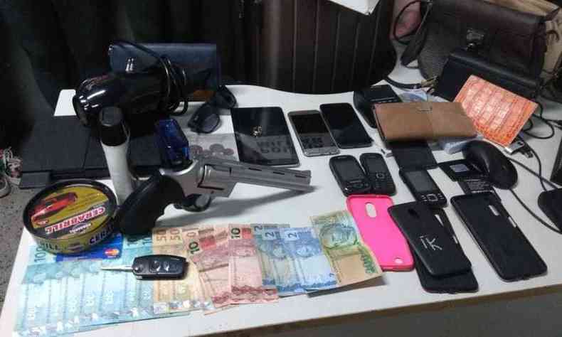 Com o casal, foram apreendidos celulares, dinheiro e uma rplica de arma de fogo(foto: PM/Divulgao)