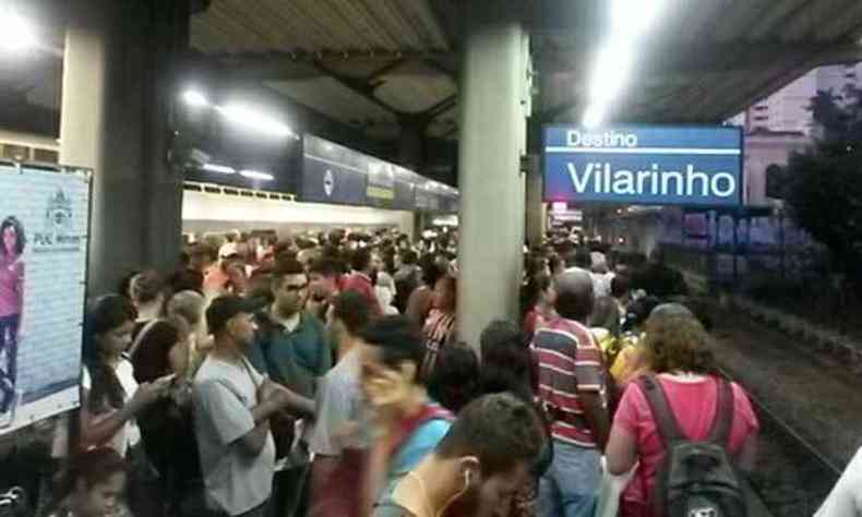 Passageiros aguardam normalizao dos trens na Estao Central(foto: Cristiane Silva/EM/DA Press)