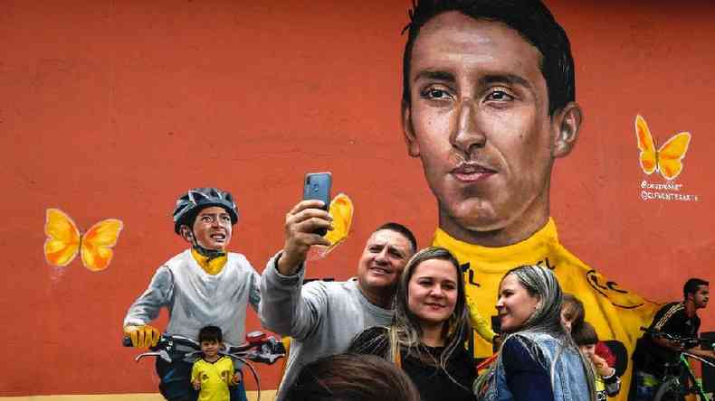 Ciclista Egan Bernal e Julián Gómez foram pintados em um mural em Zipaquirá(foto: Getty Images)