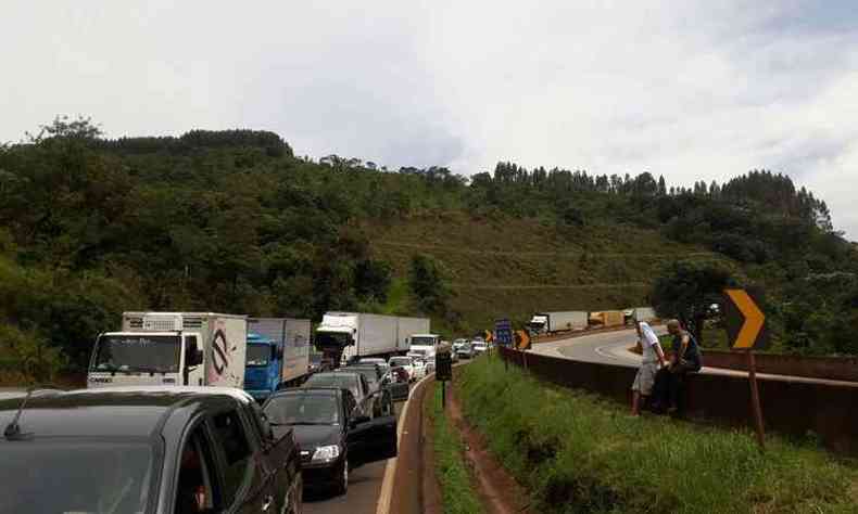 Longas filas de veculos foram registradas na rodovia(foto: Thiago Lemos/EM/D.A.Press)