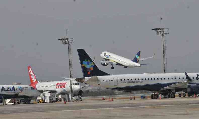 Três voos da Azul foram cancelados nesta manhã (foto: Jair Amaral/EM D.A Press)