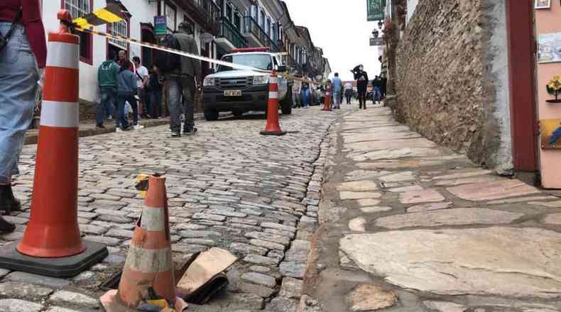 Cones so colocados na Rua Direita, em Ouro Preto, aps buraco aparecer na via
