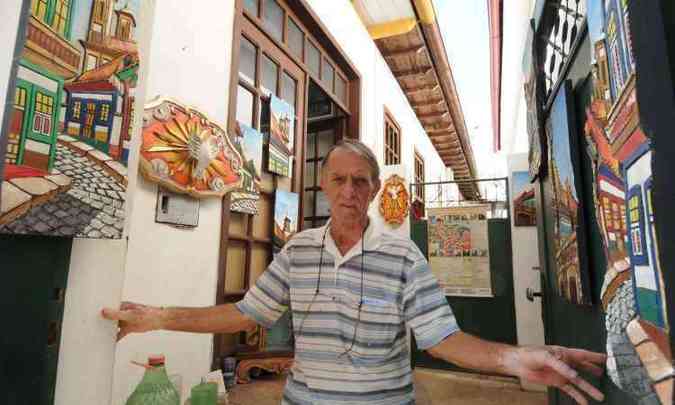 O arteso Ari Nunes reclama que, sem a presena dos turistas, vende no mximo uma pea por semana(foto: Jair Amaral/EM/D.A Press)