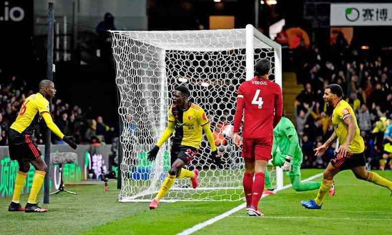  Perto do ttulo ingls, o Liverpool foi goleado fora de casa por 3 a 0 pelo vice-lanterna, Watford(foto: JUSTIN TALLIS/AFP)