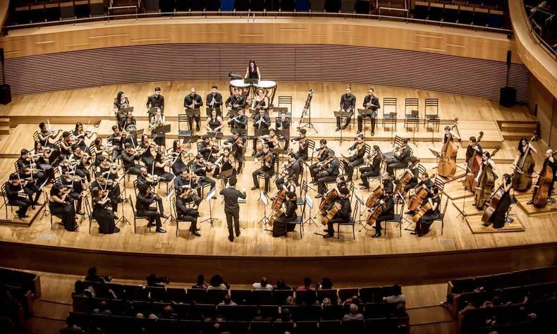 Orquestra Ovo, vista de cima, se apresenta na Sala Minas Gerais