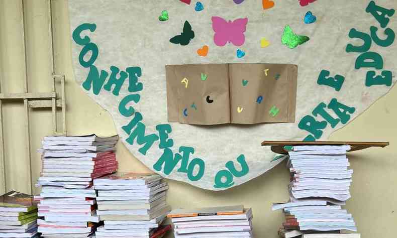 foto de sala de aula na escola dr. edlzio ferreira em sergipe com o cartaz conhecimento ou alegria educam