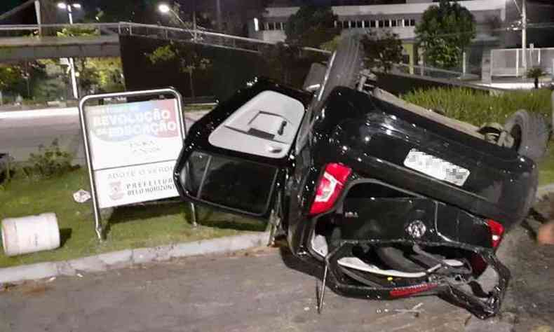 Carro foi parar dentro da praa, com as rodas para cima(foto: Reproduo da internet/WhatsApp)