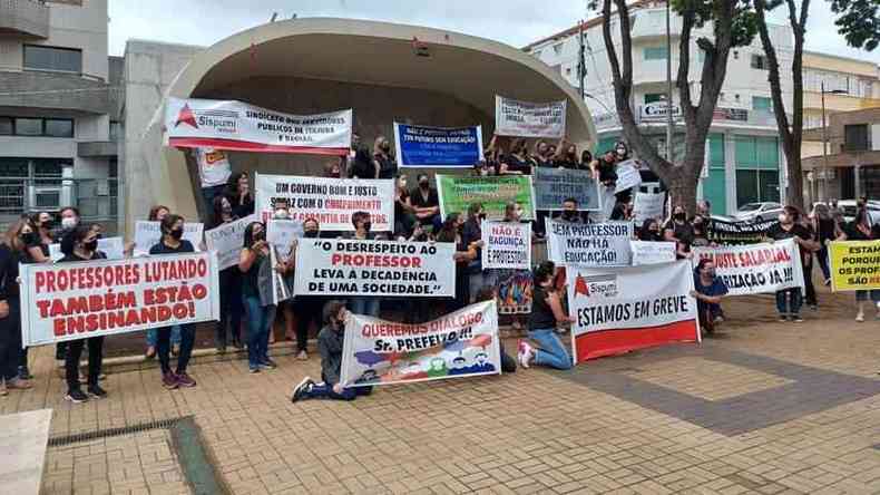 Professores da rede municipal de Itajub fazem manifestao