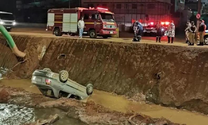 Automvel de cabea para baixo dentro de crrego