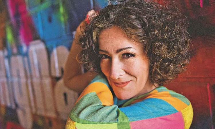 Patrcia Ahmaral sorri para a cmera