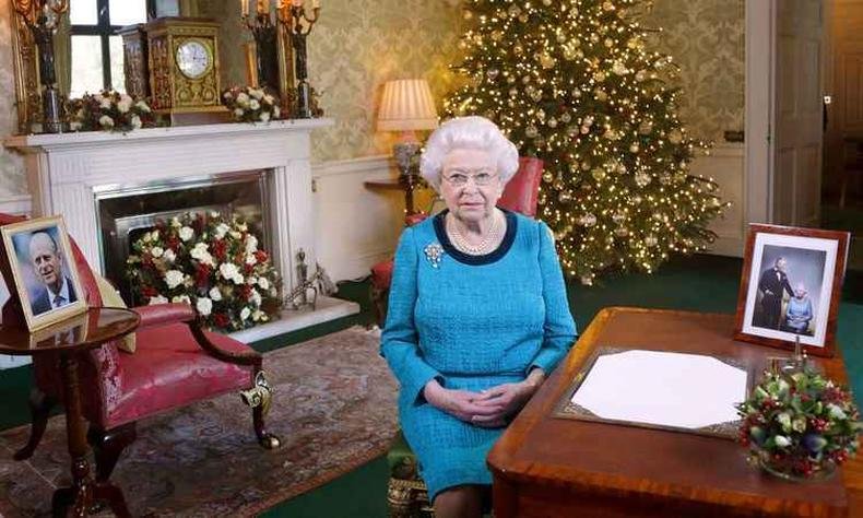 Rainha Elizabeth posa no palácio de Buckingham em Londres, após ter gravado sua transmissão de Natal (foto: AFP / POOL / Yui Mok) Rainha Elizabeth posa no palácio de Buckingham em Londres, após ter gravado sua transmissão de Natal (foto: AFP / POOL / Yui Mok)