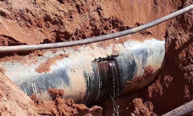 Ruptura repetida levou a paralisação, férias coletivas e antecipou vistoria que ocorreria dentro de meses(foto: TV Alterosa Leste) Ruptura repetida levou a paralisação, férias coletivas e antecipou vistoria que ocorreria dentro de meses(foto: TV Alterosa Leste)