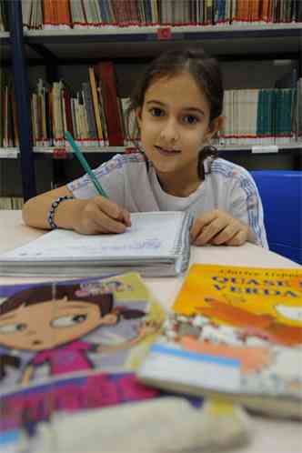 Jlia Rocha, de 8 anos, est no tempo certo: aprendeu a ler aos 5 anos e hoje  apaixonada por livros(foto: Beto Novaes/EM/D.A Press)