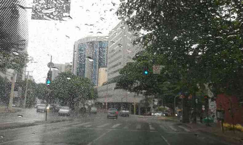 Manh chuvosa aliviou o calor em Belo Horizonte(foto: Beto Novaes/EM/D.A.Press)