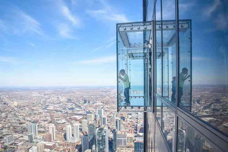Chicago - EUA. Na foto, Skydeck, observatório no Willis Tower, em Chicago. A caixa de vidro chamada Ledge, onde visitantes ficam suspensos no prédio mais alto da cidade