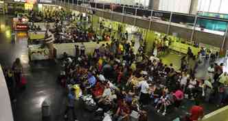 Expectativa  de que pelo menos 21 mil pessoas passem pelo terminal at o fim do dia (foto: Jair Amaral/EM/D.A.Press)