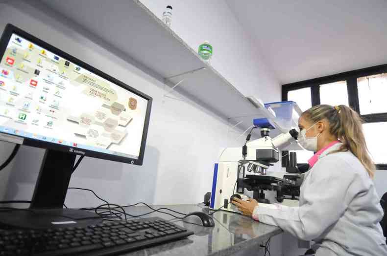 A mdica legista e anatomopatologista Vanessa Marinho dentro do laboratrio
