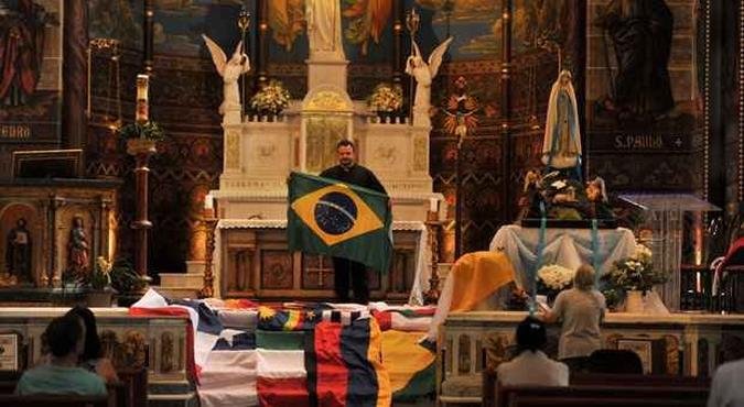 Diante do altar, o vigário paroquial Flávio Campos afirma que o grande objetivo é acolher os estrangeiros(foto: Fotos: LEANDRO COURI/EM/D.A PRESS) Diante do altar, o vigário paroquial Flávio Campos afirma que o grande objetivo é acolher os estrangeiros(foto: Fotos: LEANDRO COURI/EM/D.A PRESS)