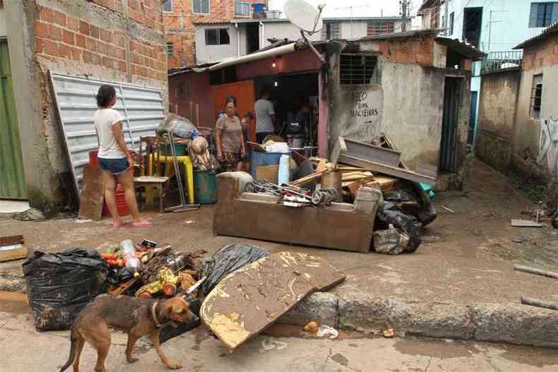 Moradores da Vila Barraginha, em Contagem, retiram objetos destrudos pela chuva(foto: Jair Amaral/EM/DA Press)