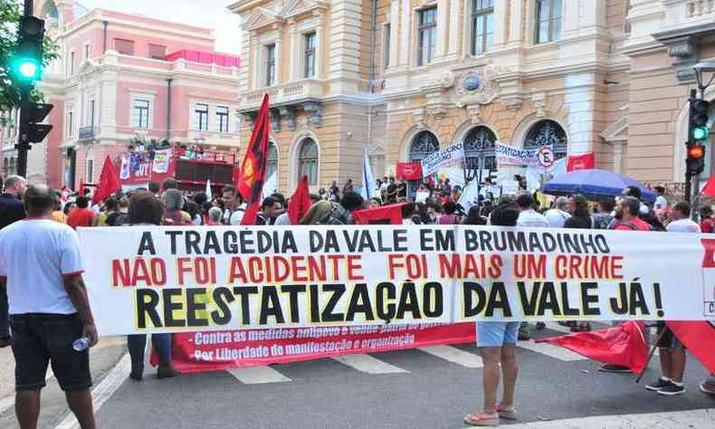 Manifestantes se concentram na Praa da Liberdade(foto: Marcos Vieira/EM/D.A.Press)