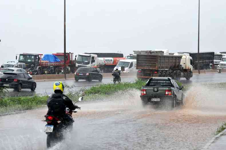 Alagamento prximo ao Anel Rodovirio, no Padre Eustquio, em dia de chuva em BH