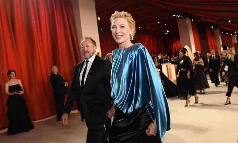 Cate Blanchett usa top azul e saia de cauda na festa do Oscar