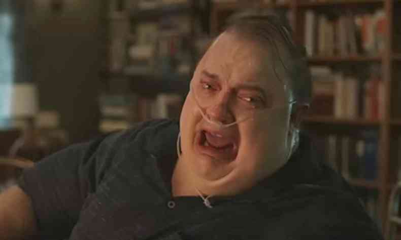 Brendan Fraser caracterizado de Charlie em 'A baleia'. Ele usa um fat suit e chora com expresses exageradas e desesperadas