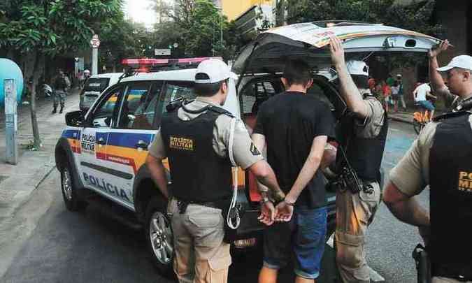 Policiais prendem homem suspeito de roubar celular no Centro de BH: presena de criminosos reincidentes na rua alavanca ocorrncias(foto: Tlio Santos/E.M/D.A Press - 9/2/16)