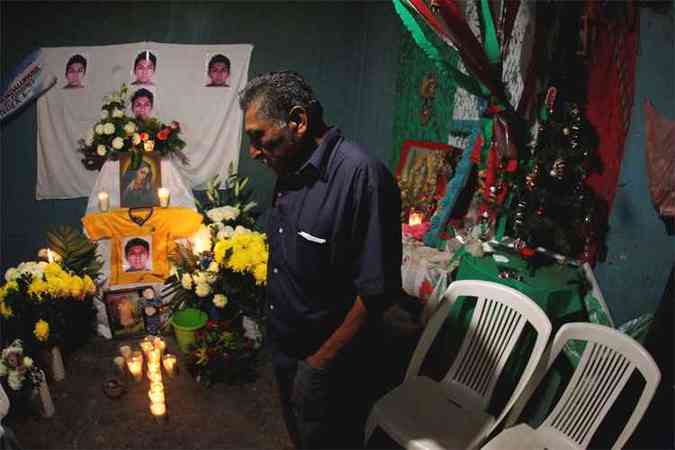 Pai lamenta a morte do filho Alexander Mora diante de altar(foto: REUTERS/Jorge Dan Lopez )