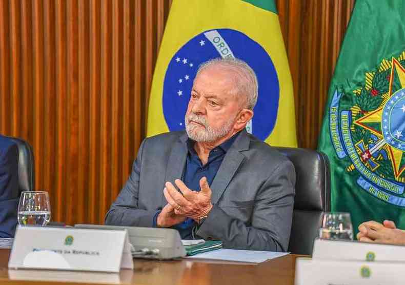 Lula bate palmas 