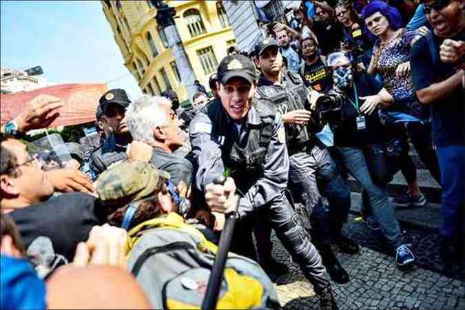 Represso violenta de protestos no Rio complicou a gesto do governador Srgio Cabral (foto: Yasuyoshi Chiba/AFP)