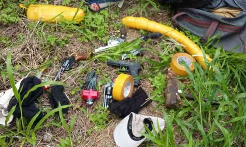 Armas e explosivos estavam escondidos em matagal na rea rural(foto: PMMG/Divulgao)