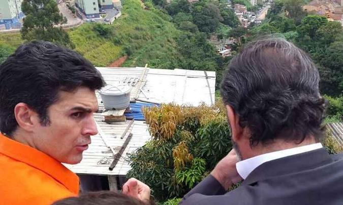 Ministro Helder Barbalho (esquerda) e prefeito Alexandre Kalil visitaram a BR-356, um dos pontos mais afetados pela chuva na cidade. Apesar da visita, como o local é de responsabilidade do estado ele não estará incluído na lista de intervenções para reconstrução a ser enviada pela PBH ao Ministério da Integração Nacional (foto: Gladyston Rodrigues/EM/D.A PRESS) Ministro Helder Barbalho (esquerda) e prefeito Alexandre Kalil visitaram a BR-356, um dos pontos mais afetados pela chuva na cidade. Apesar da visita, como o local é de responsabilidade do estado ele não estará incluído na lista de intervenções para reconstrução a ser enviada pela PBH ao Ministério da Integração Nacional (foto: Gladyston Rodrigues/EM/D.A PRESS)