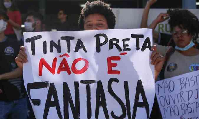 Lderes dos movimentos negros da UFOP organizaram ato contra o racismo na quarta-feira (11/5), no Campus Morro do Cruzeiro, em Ouro PretoCsar Diab/ASSUFOP