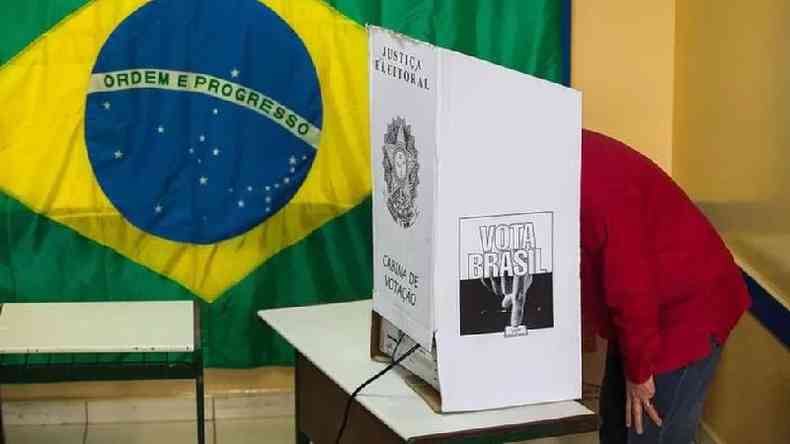 Sala de votao com bandeira do Brasil na parede