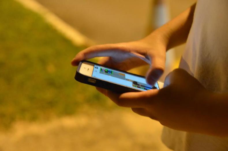 Segundo especialistas, alguns dos principais riscos envolvendo crianças e adolescentes no uso da internet estão relacionados com o uso excessivo, o contato com pessoas mal-intencionadas, o acesso a conteúdos impróprios e a grande quantidade de aplicativos falsos(foto: Valter Campanato/Agência Brasil) Guias orientam crianças e pais para uso seguro da internet