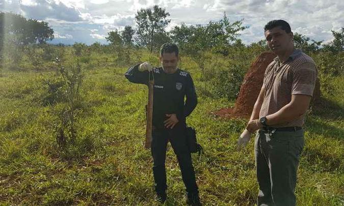 Delegado Rodrigo Noronha com o bastão utilizado no crime(foto: Polícia Civil/Divulgação) Delegado Rodrigo Noronha com o bastão utilizado no crime(foto: Polícia Civil/Divulgação)