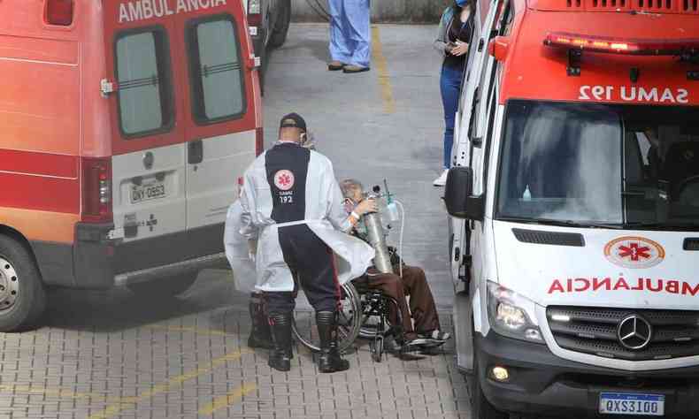 Paciente em ambulncia na porta do Hospital Metropolitano do Barreiro, com uma bala de oxignio